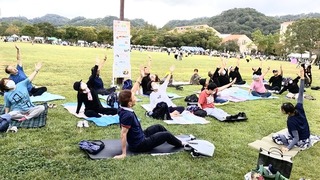 青空ヨガポーズ.jpg